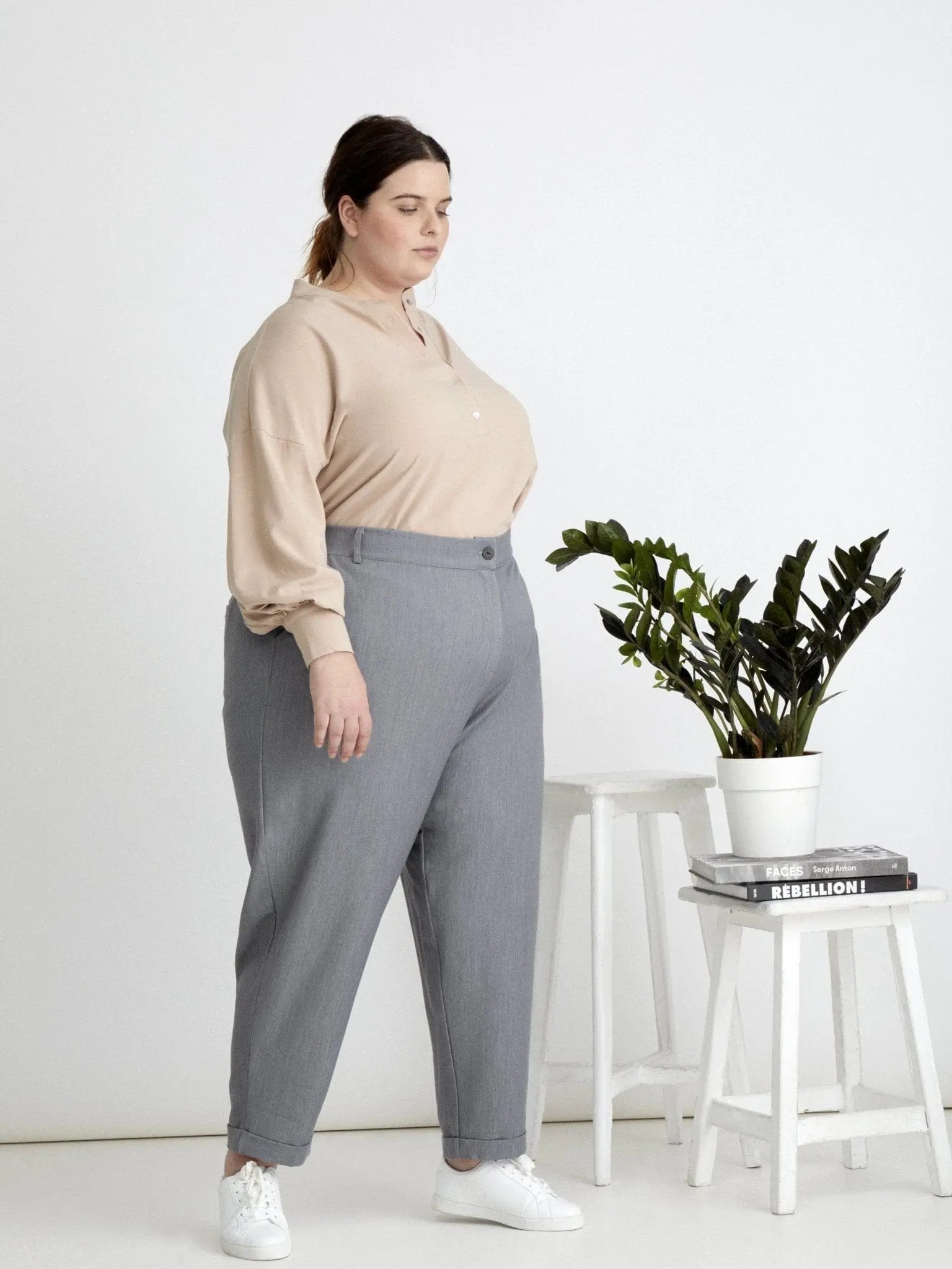 Les Militantes - Maurice pantalon gris 7/8 grande taille  chic, tendance hanches larges de qualité made in France 