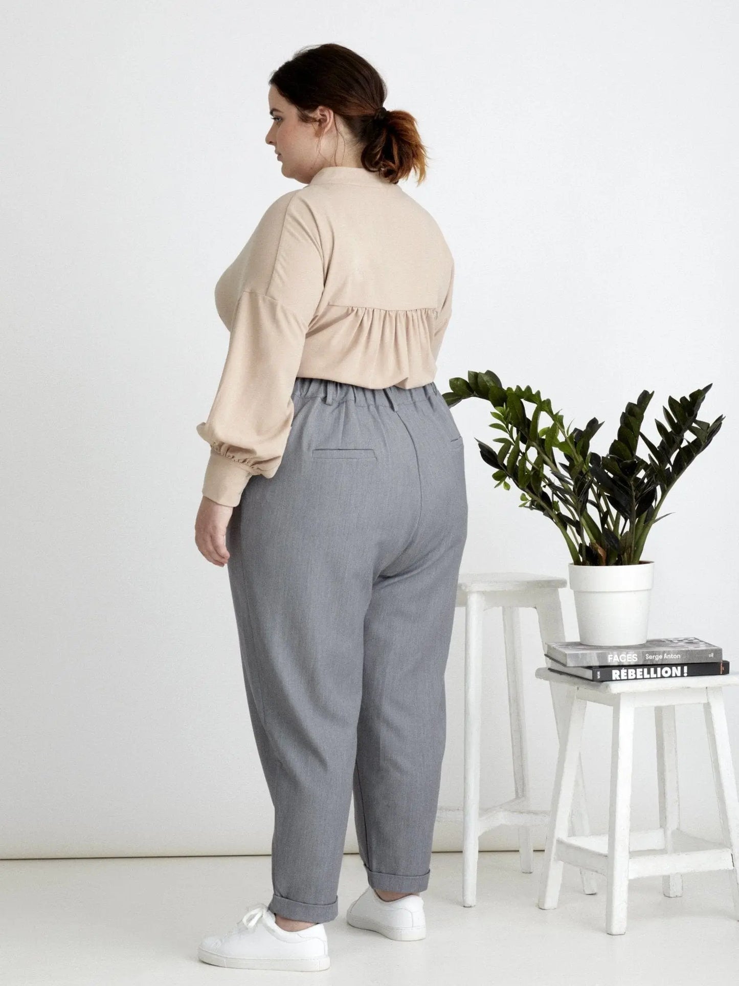 Les Militantes - Maurice pantalon gris 7/8 grande taille  chic, tendance hanches larges de qualité made in France 