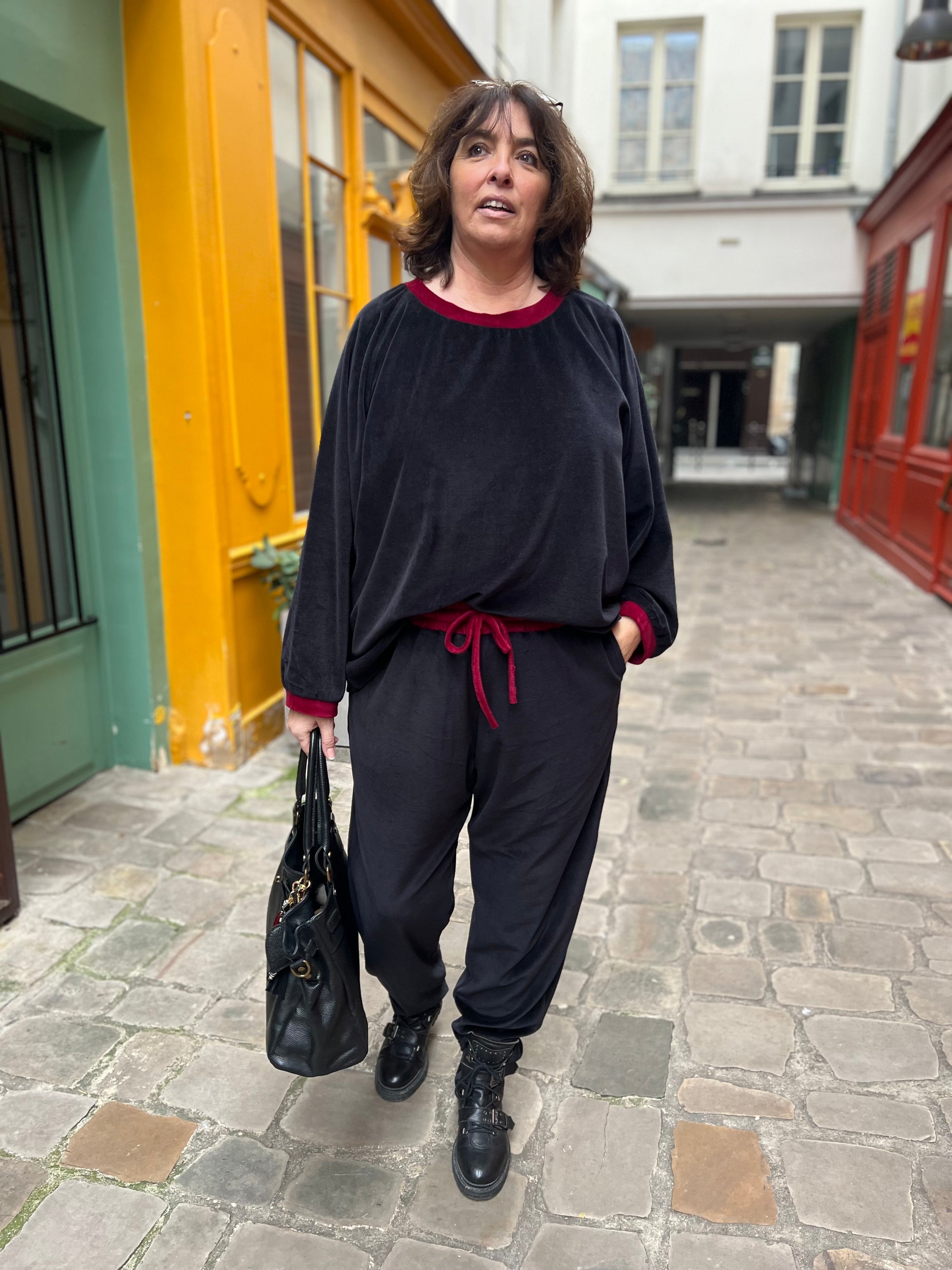 Pantalon César Les Militantes - Pantalon grande taille femme en jersey de velours noir et ceinture bordeaux face avec sweat shirt assorti et grand sac cabas noir