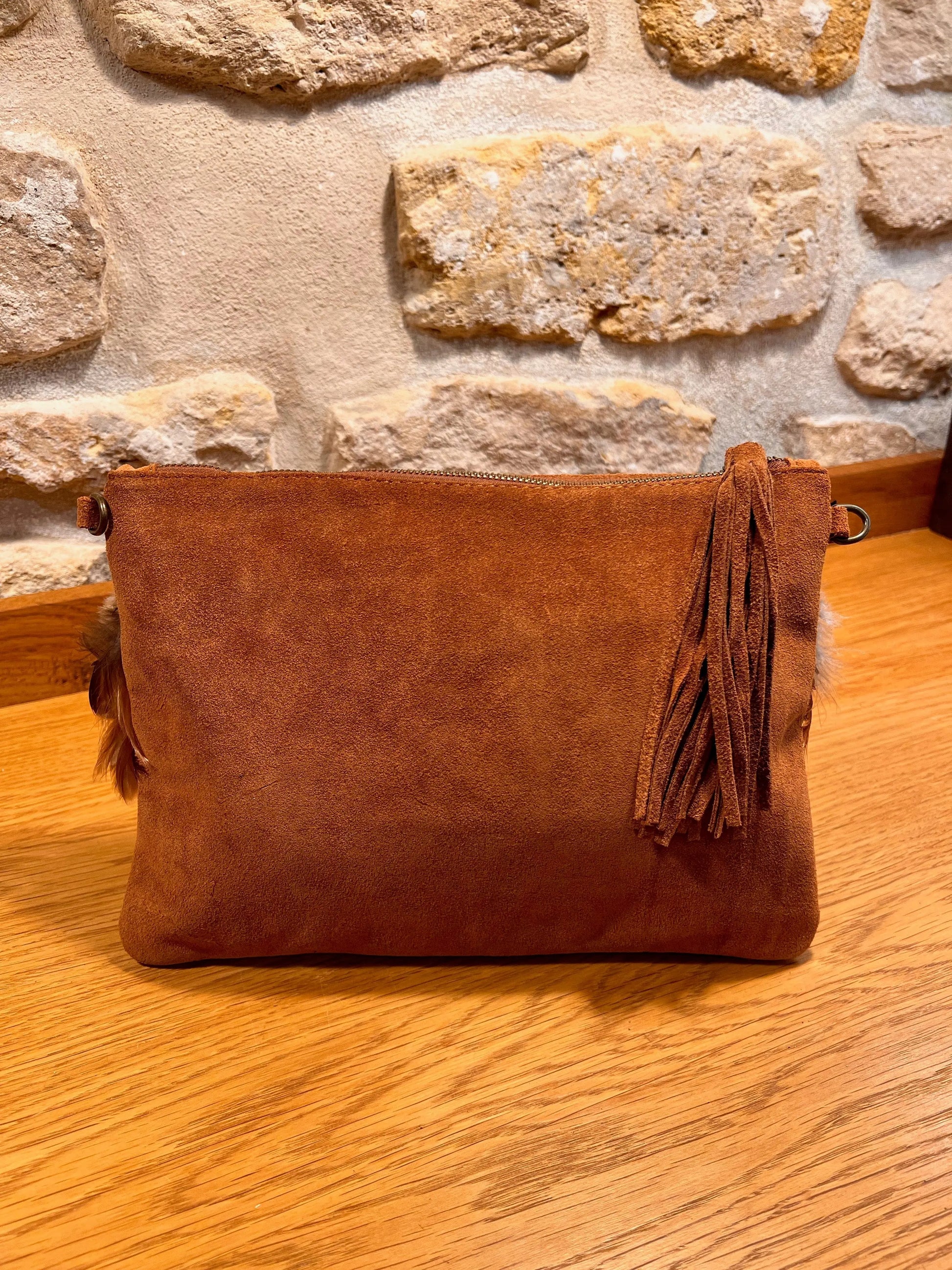 Pochette bohème en cuir, dotée de plumes et de médailles dos couleur camel