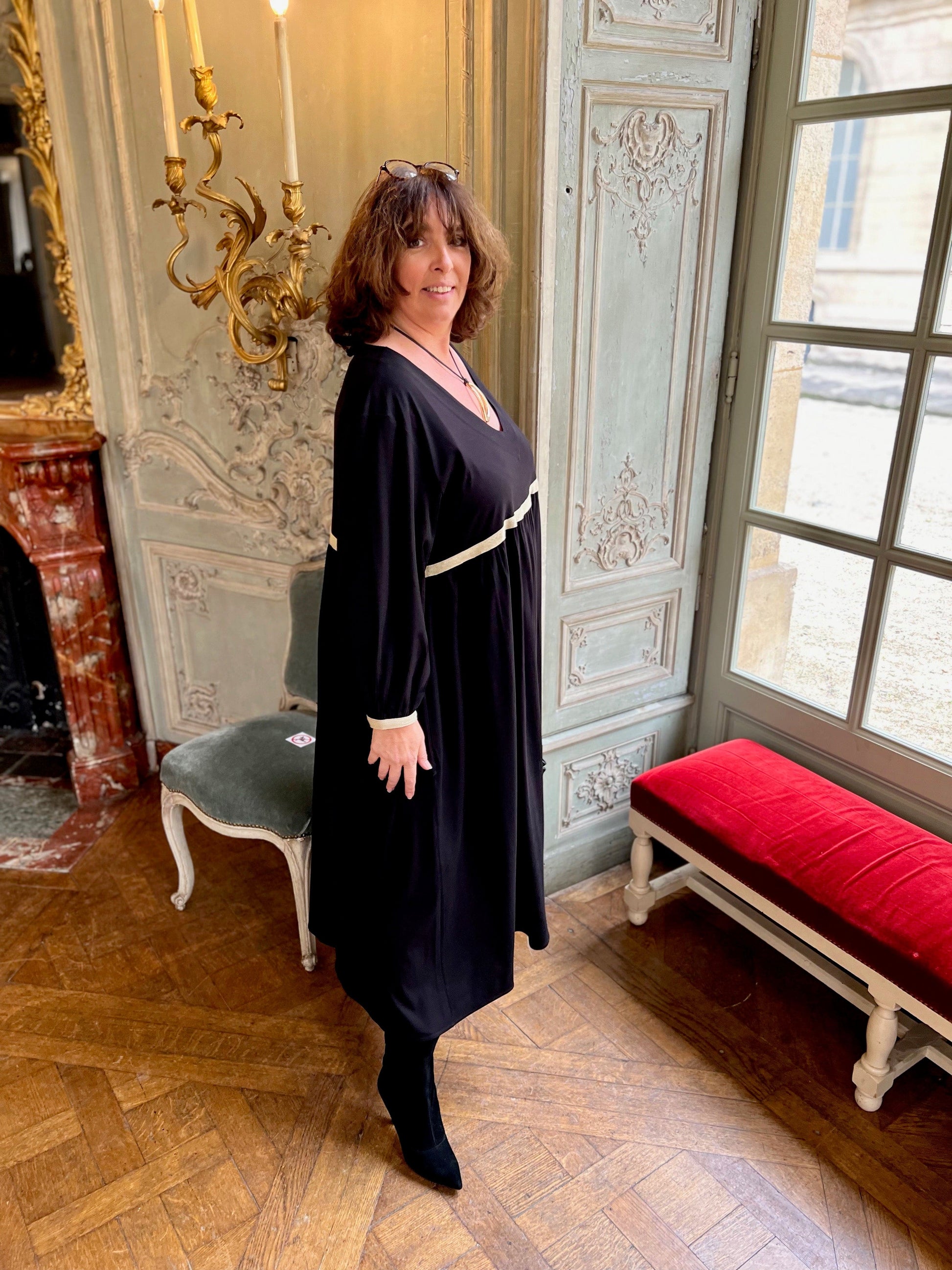 Robe longue grande taille noire et galon doré sous poitrine Profil