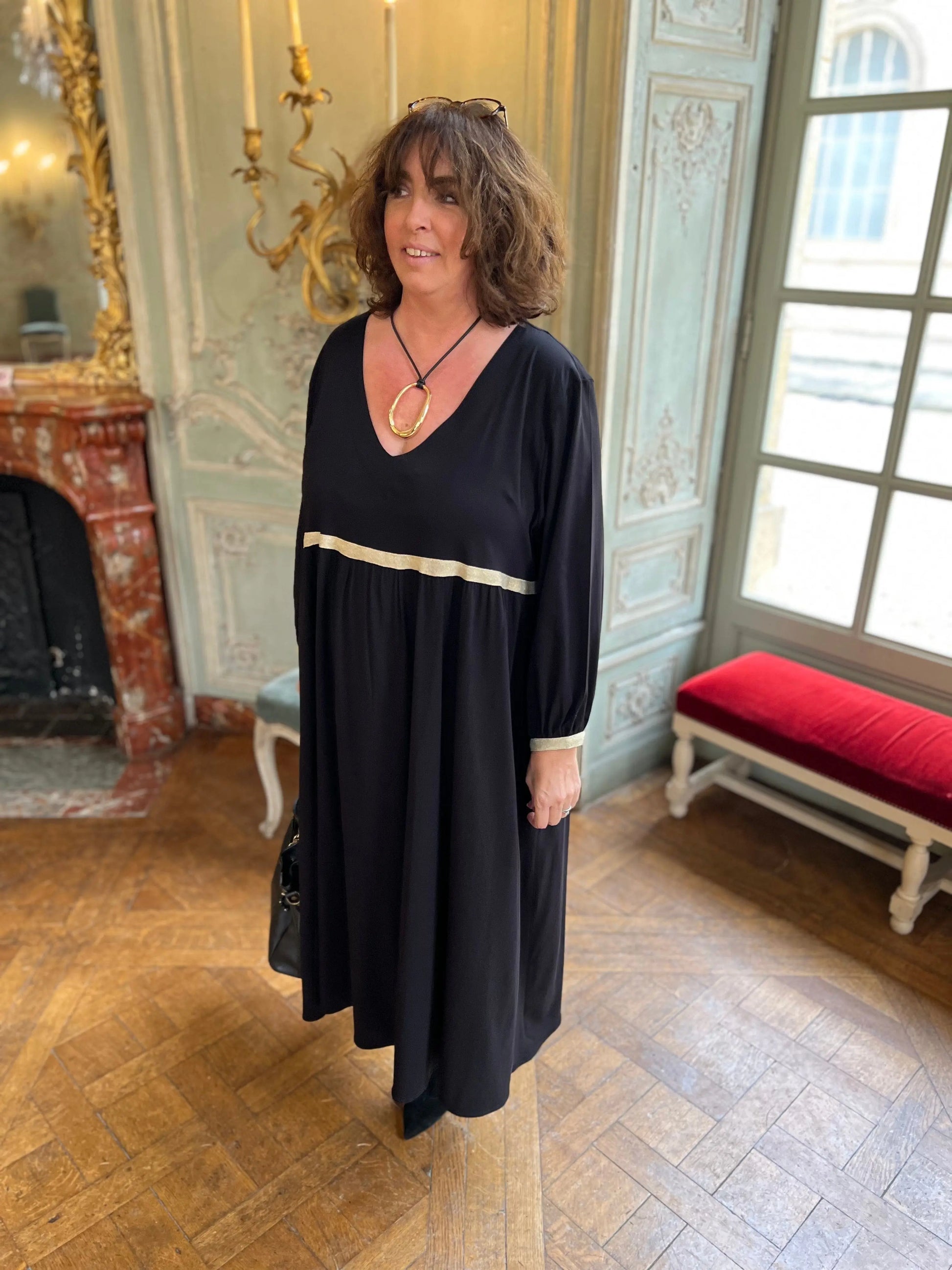 Robe longue grande taille noire et galon doré sous poitrine Face