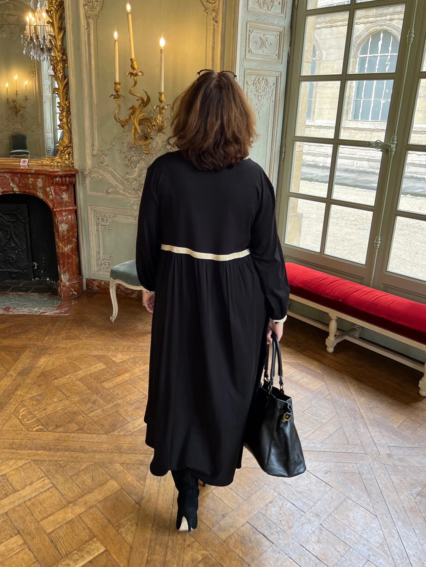 Robe longue grande taille noire et galon doré sous poitrine dos