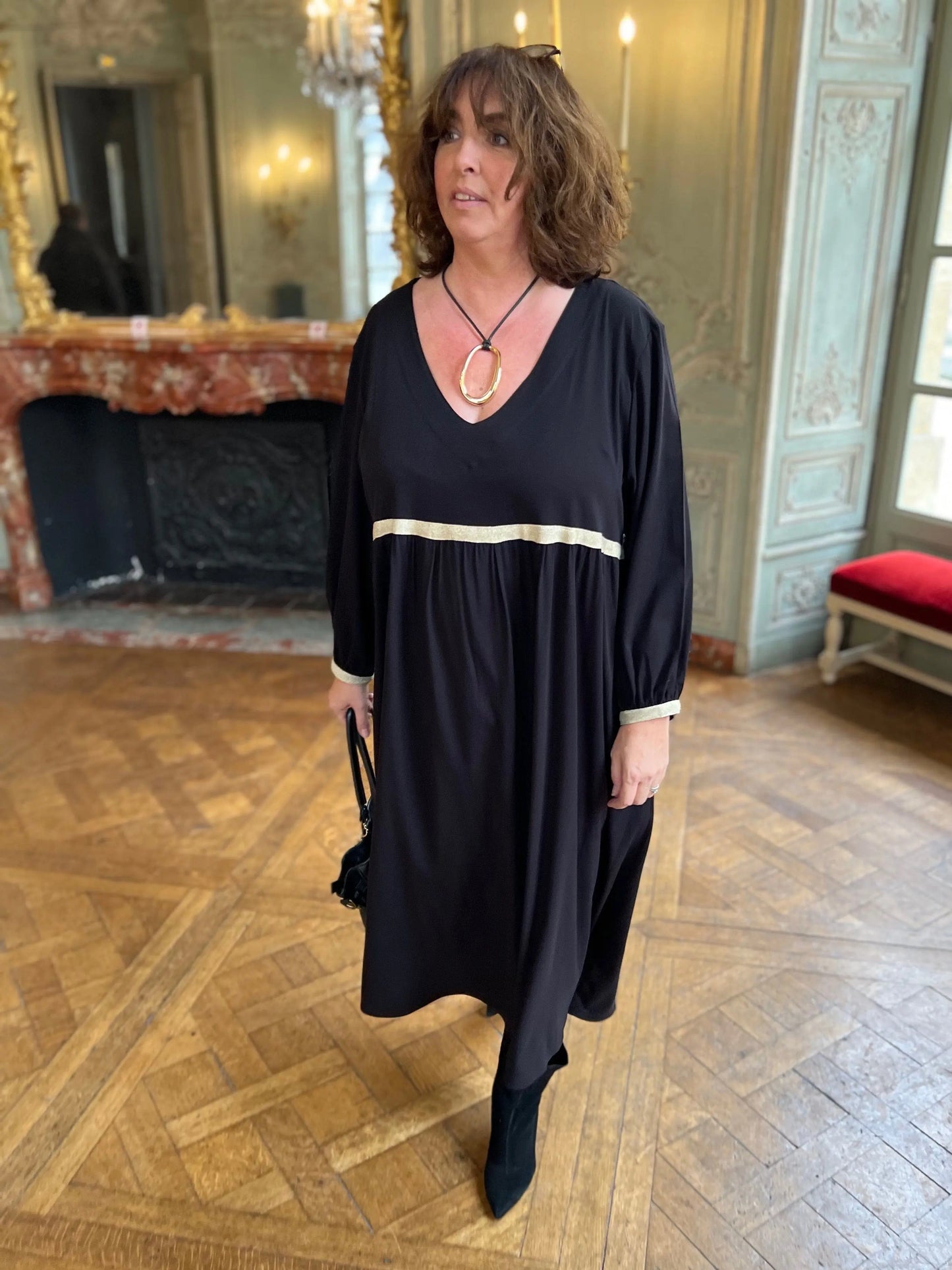 Robe longue grande taille noire et galon doré sous poitrine face 2