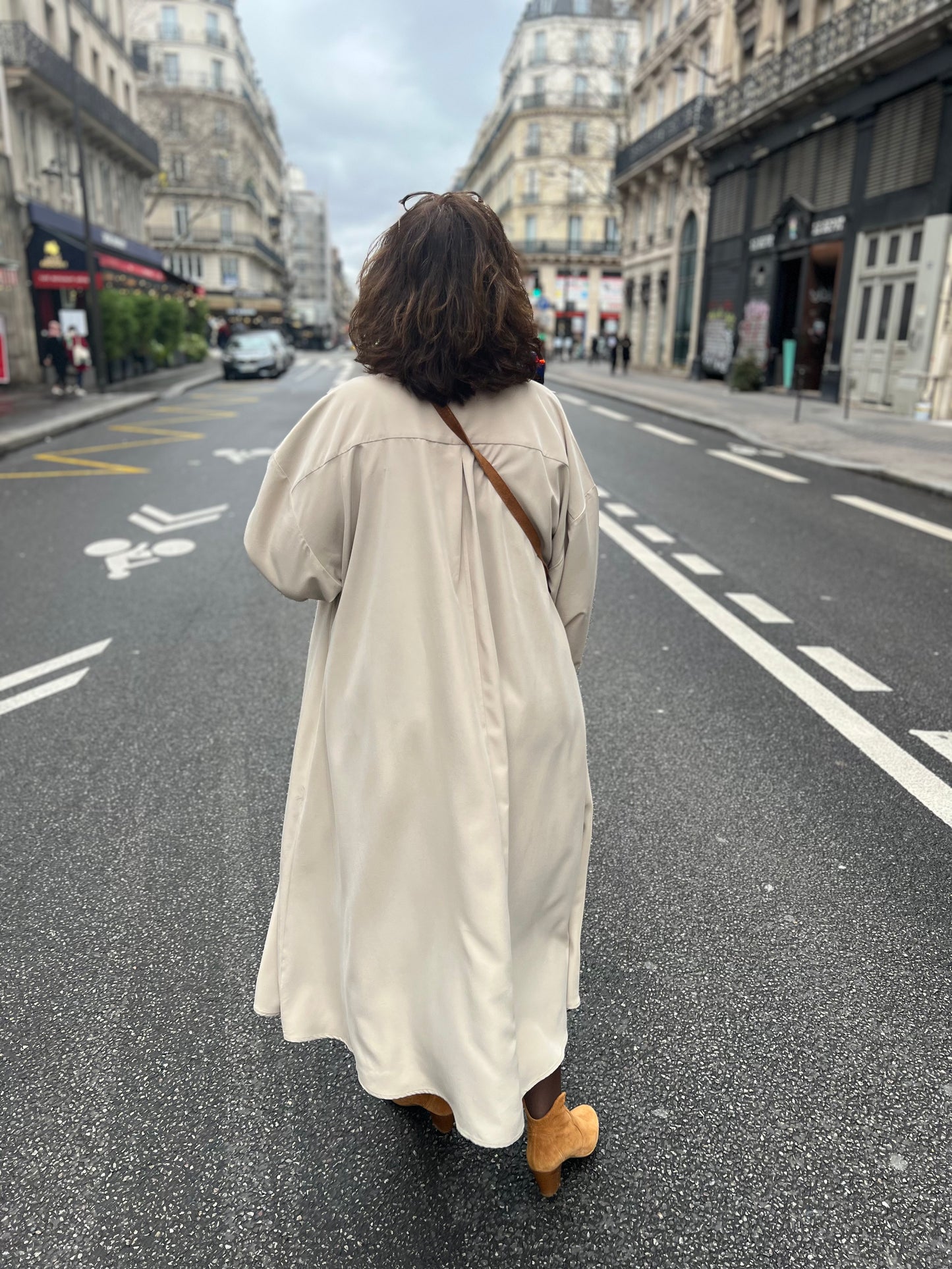 Robe grande taille longue, beige, col v boutonnée sans ceinture de dos avec sac bandouolière