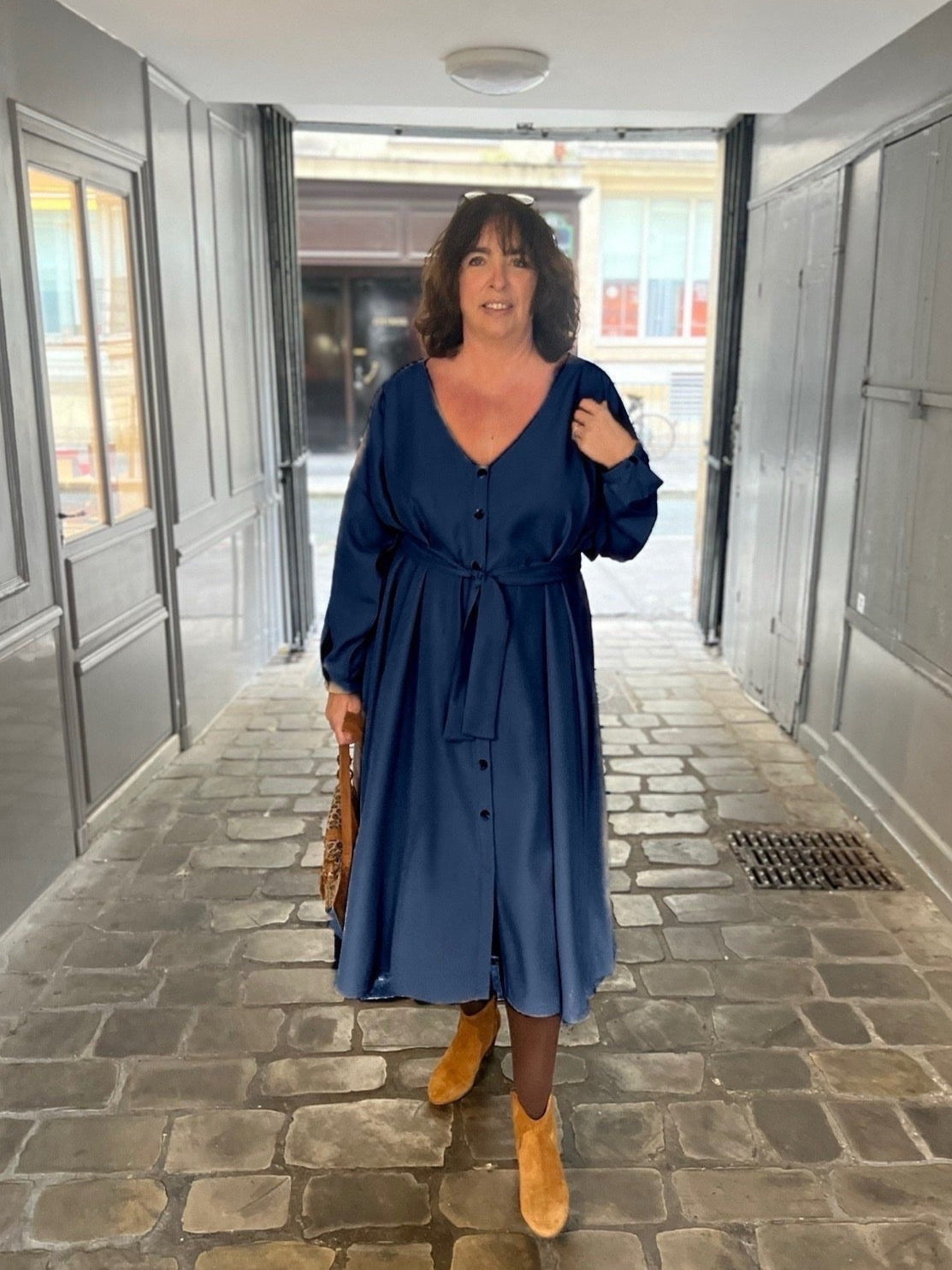 Robe grande taille longue, bleu marine, col v boutonnée avec ceinture assortie de face