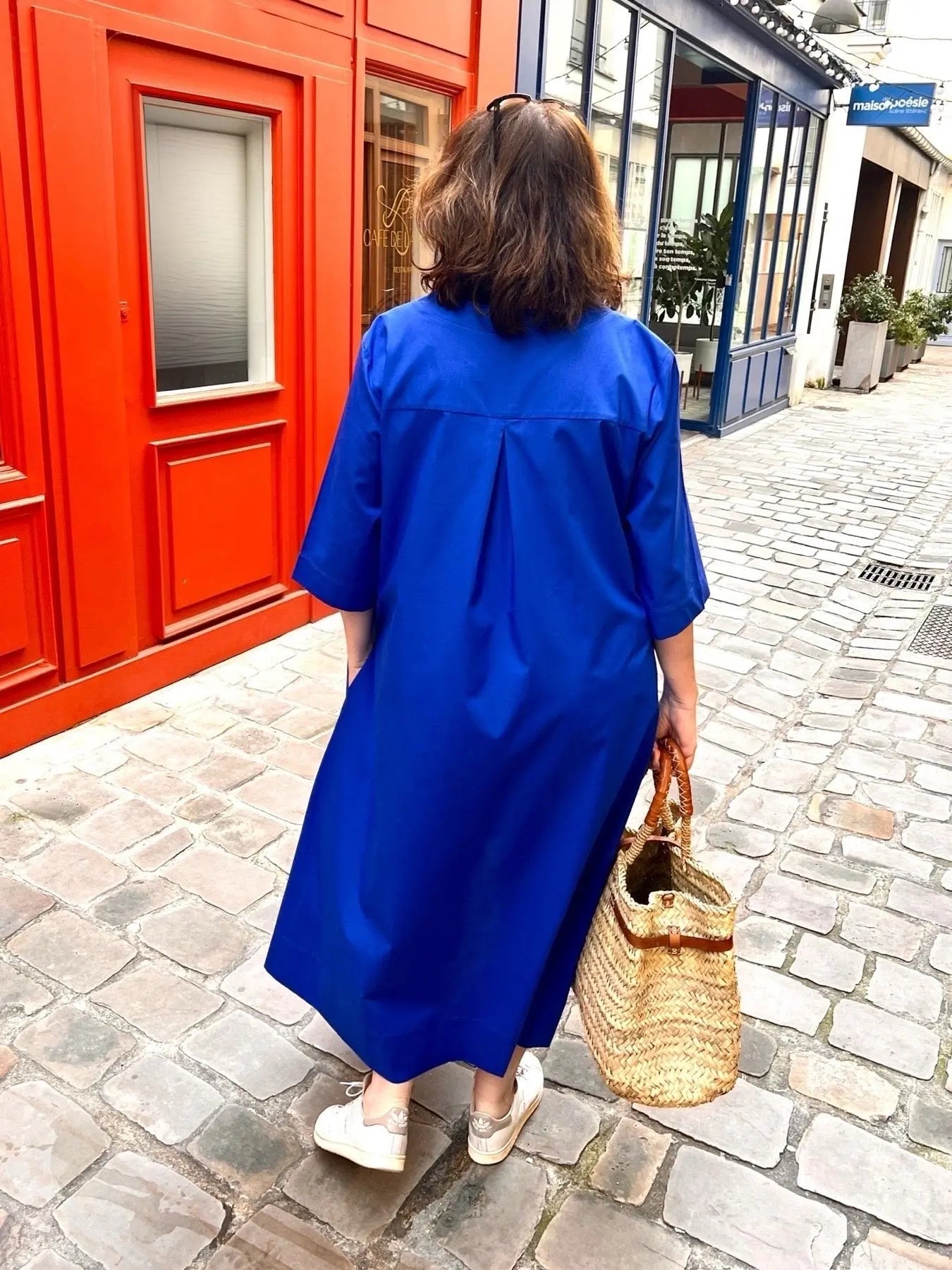 Robe grande taille en popeline de coton bleu roi DE DOS - Les Militantes