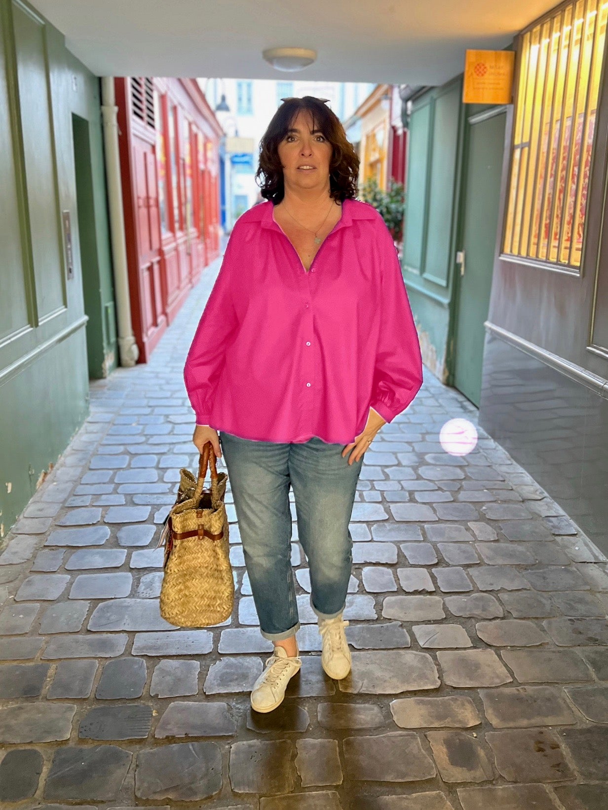 Chemise grande taille femme en coton. Manches raglan, fronces dos et poignets.
De face fuchsia