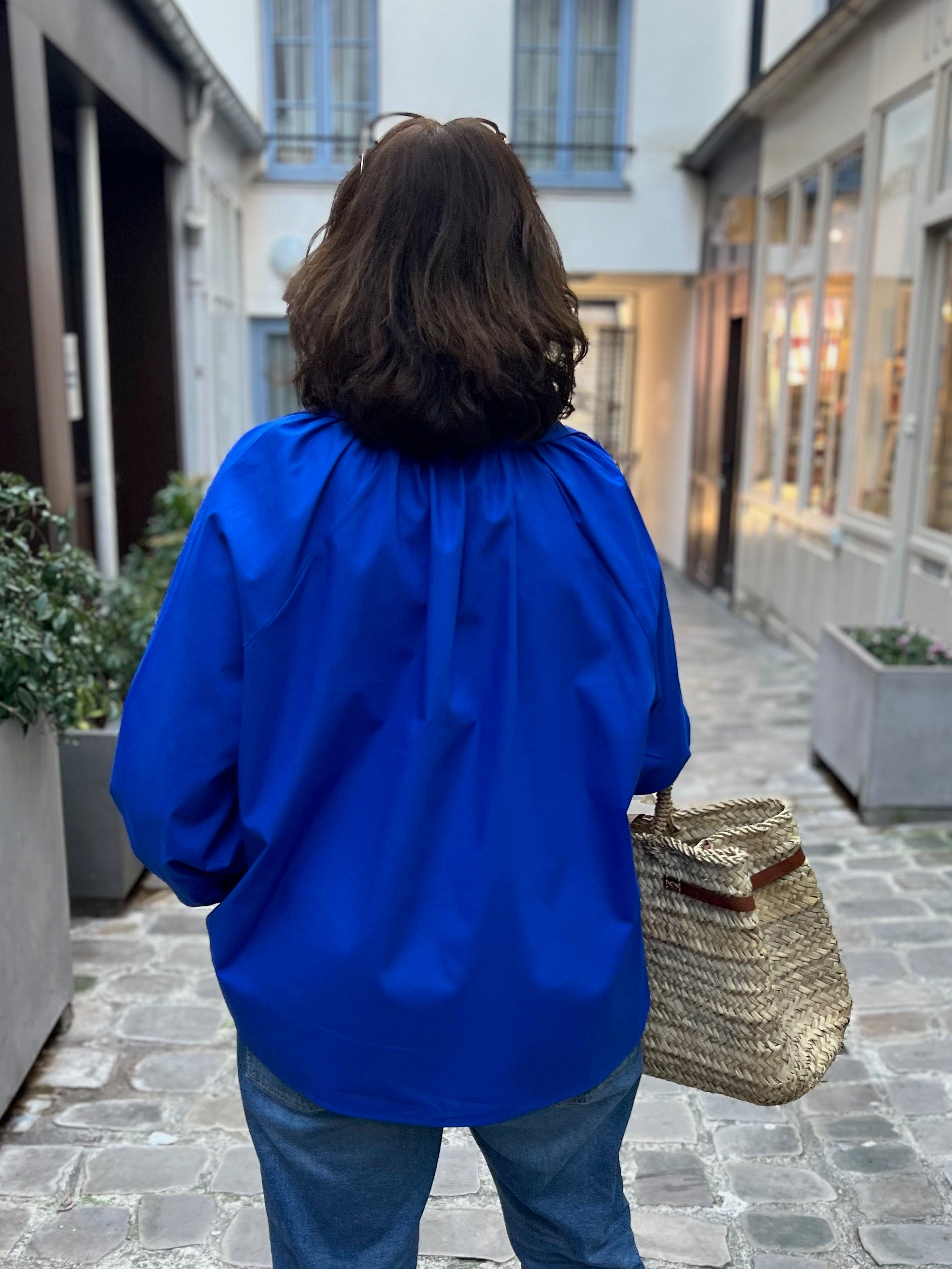 Chemise grande taille femme en coton. Manches raglan, fronces dos et poignets.
De dos bleu vif