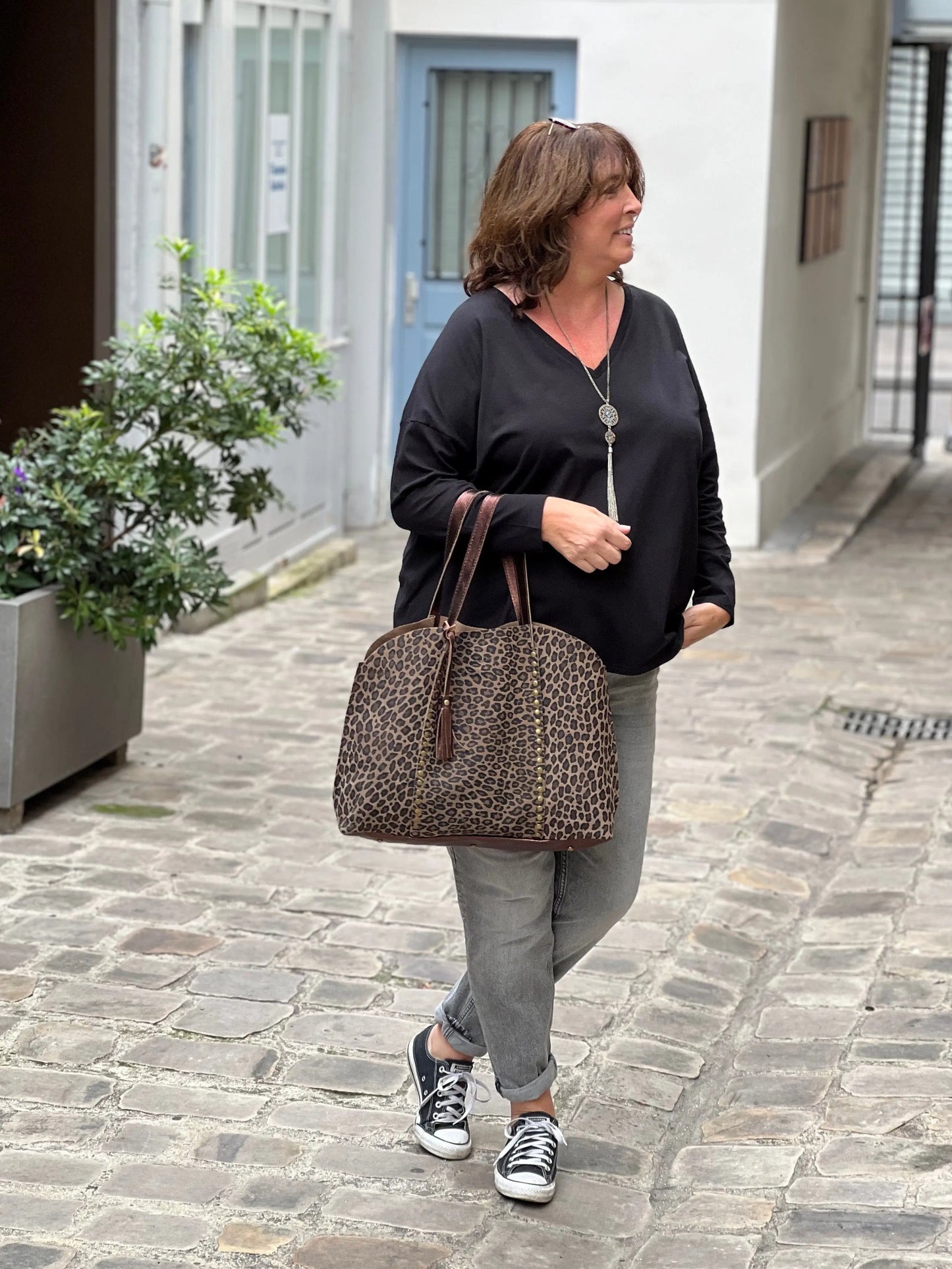 Tee shirt grande taille femme manches longues noir porté avec un jean gris. Vue de face