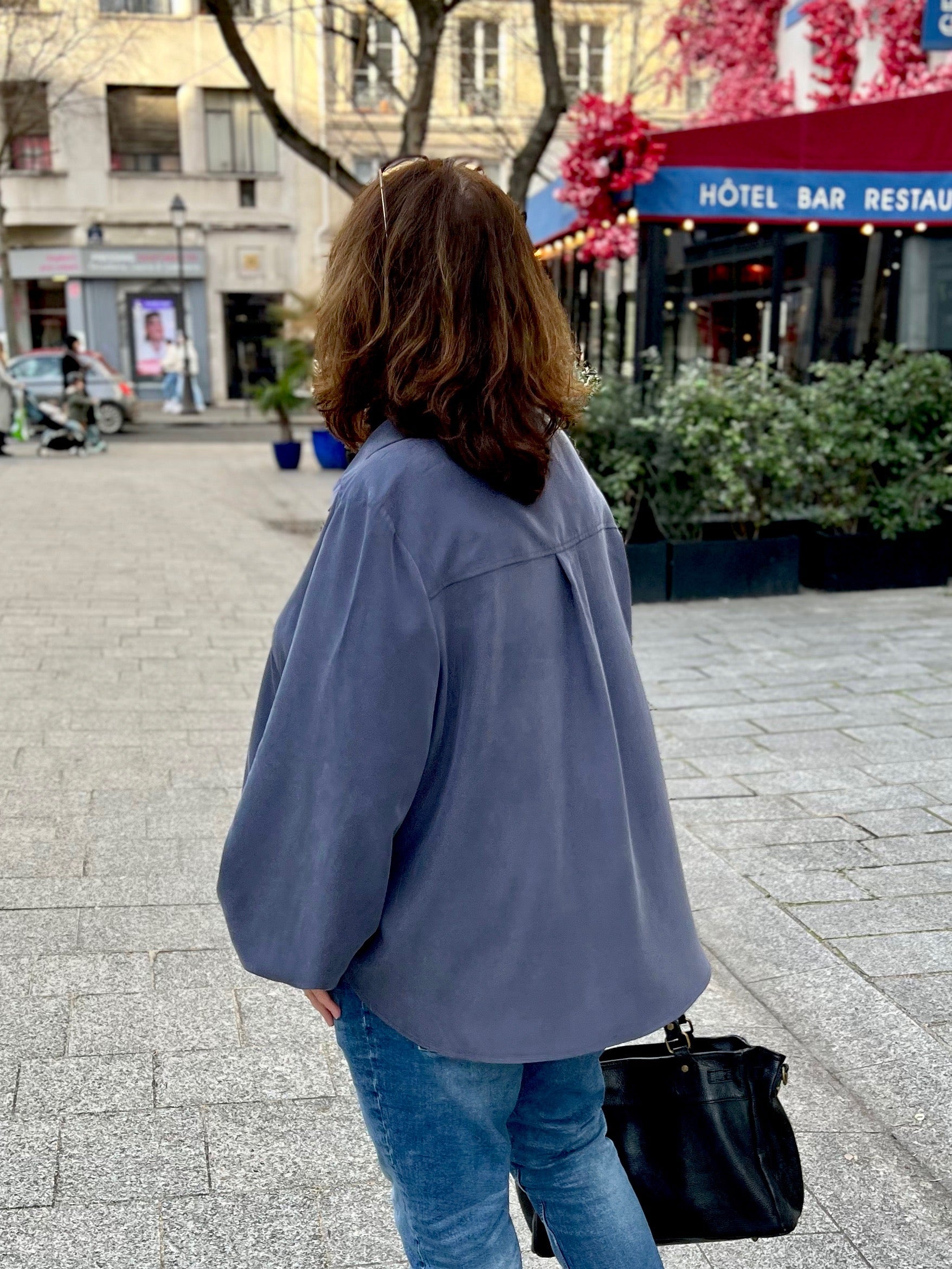 Chemise grande taille femme en cupro gris de dos hors du pantalon