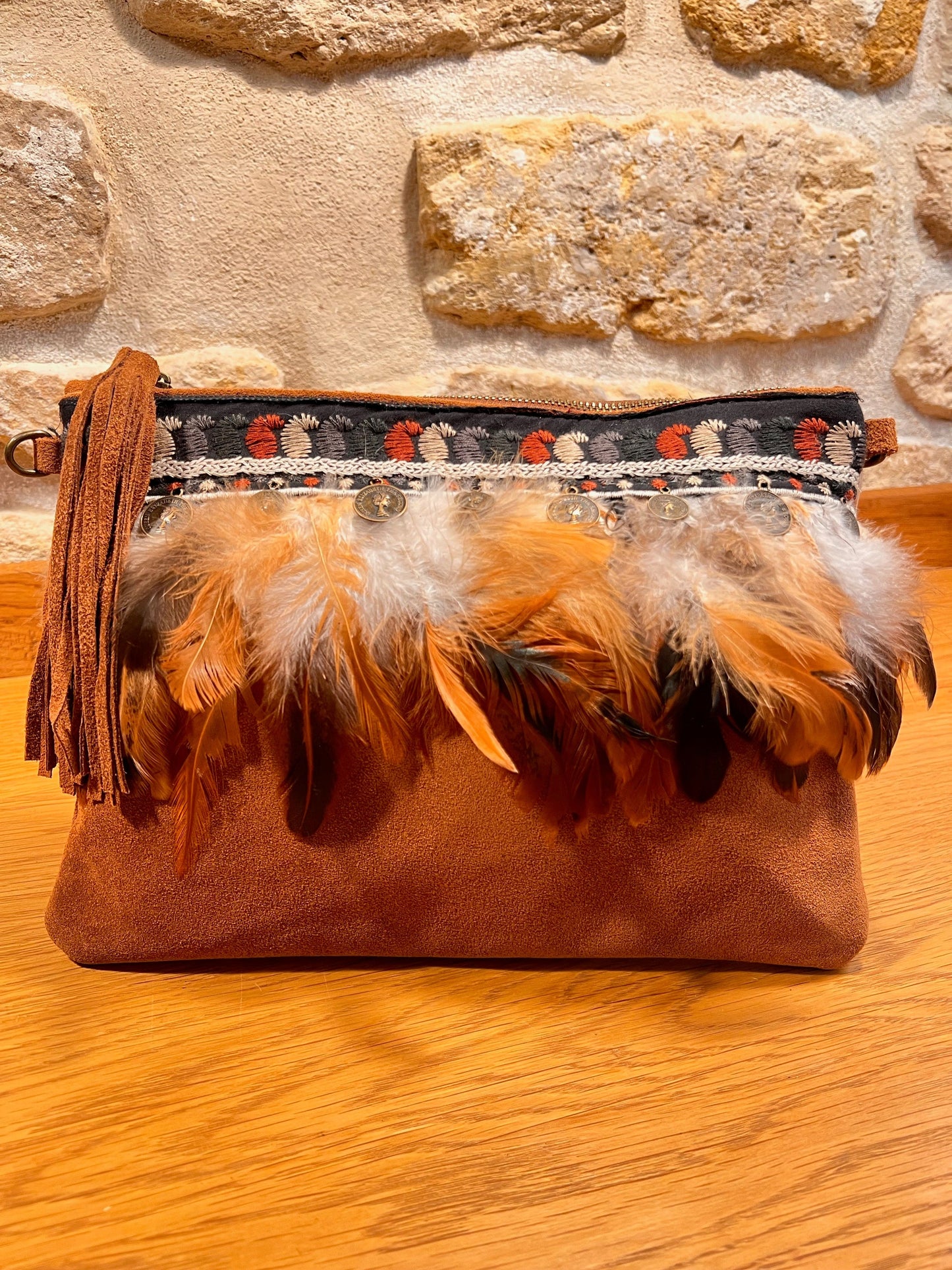 Pochette bohème en cuir, dotée de plumes et de médailles face couleur camel