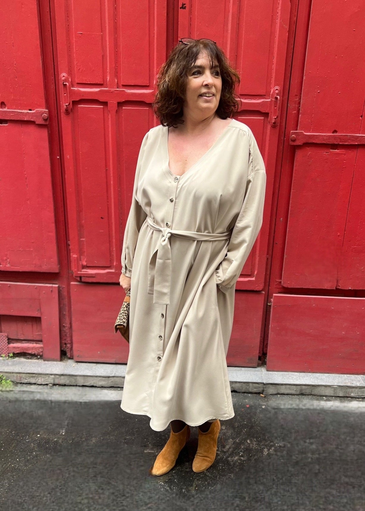 Robe grande taille longue, beige, col v boutonnée avec ceinture assortie de face 2