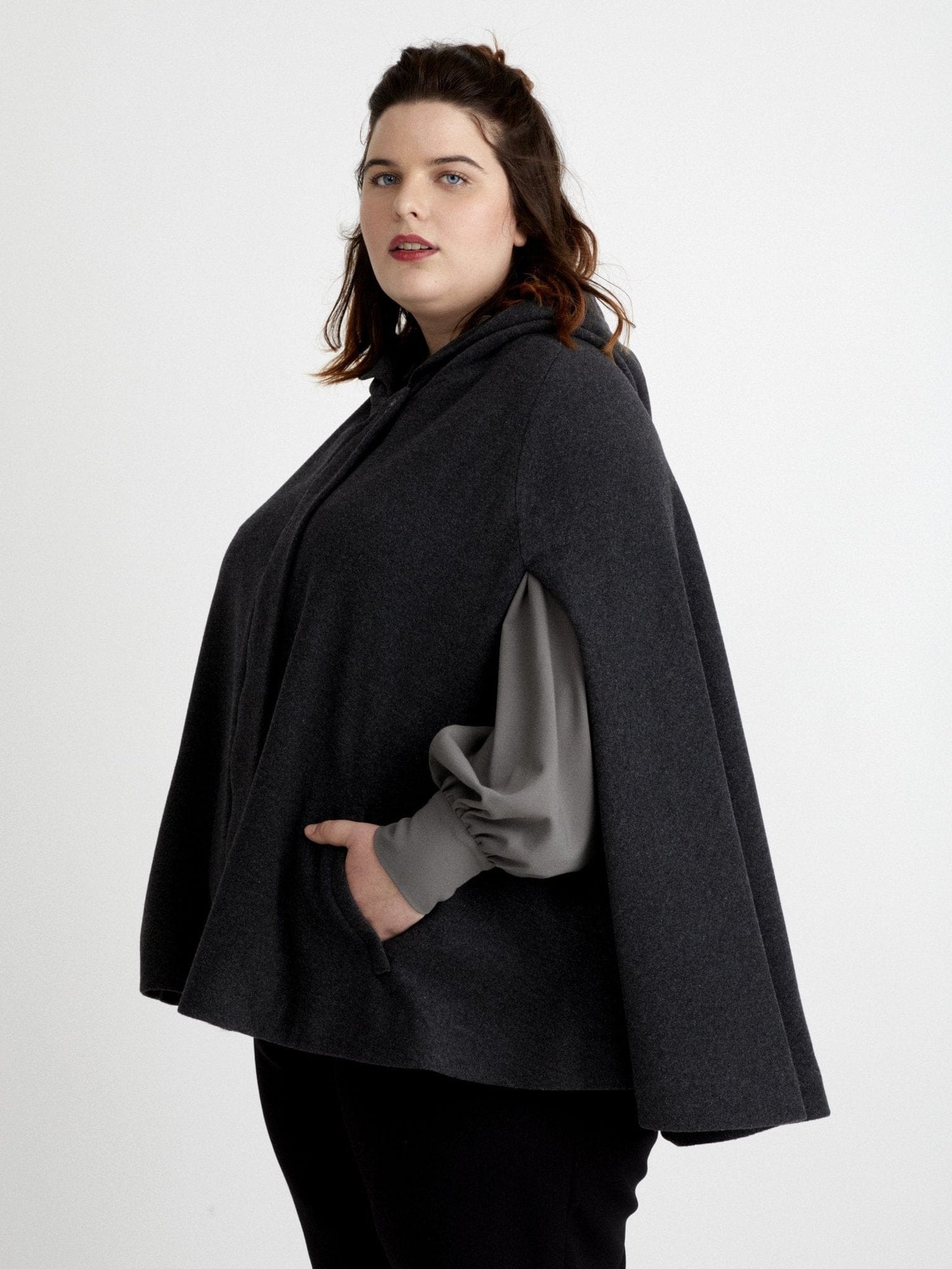Designer clothing large size. Style in this gray cape, trendy and made in France