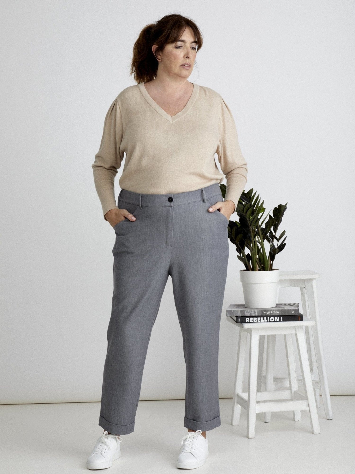 Les Militantes - Maurice pantalon gris 7/8 grande taille  chic, tendance hanches larges de qualité made in France 