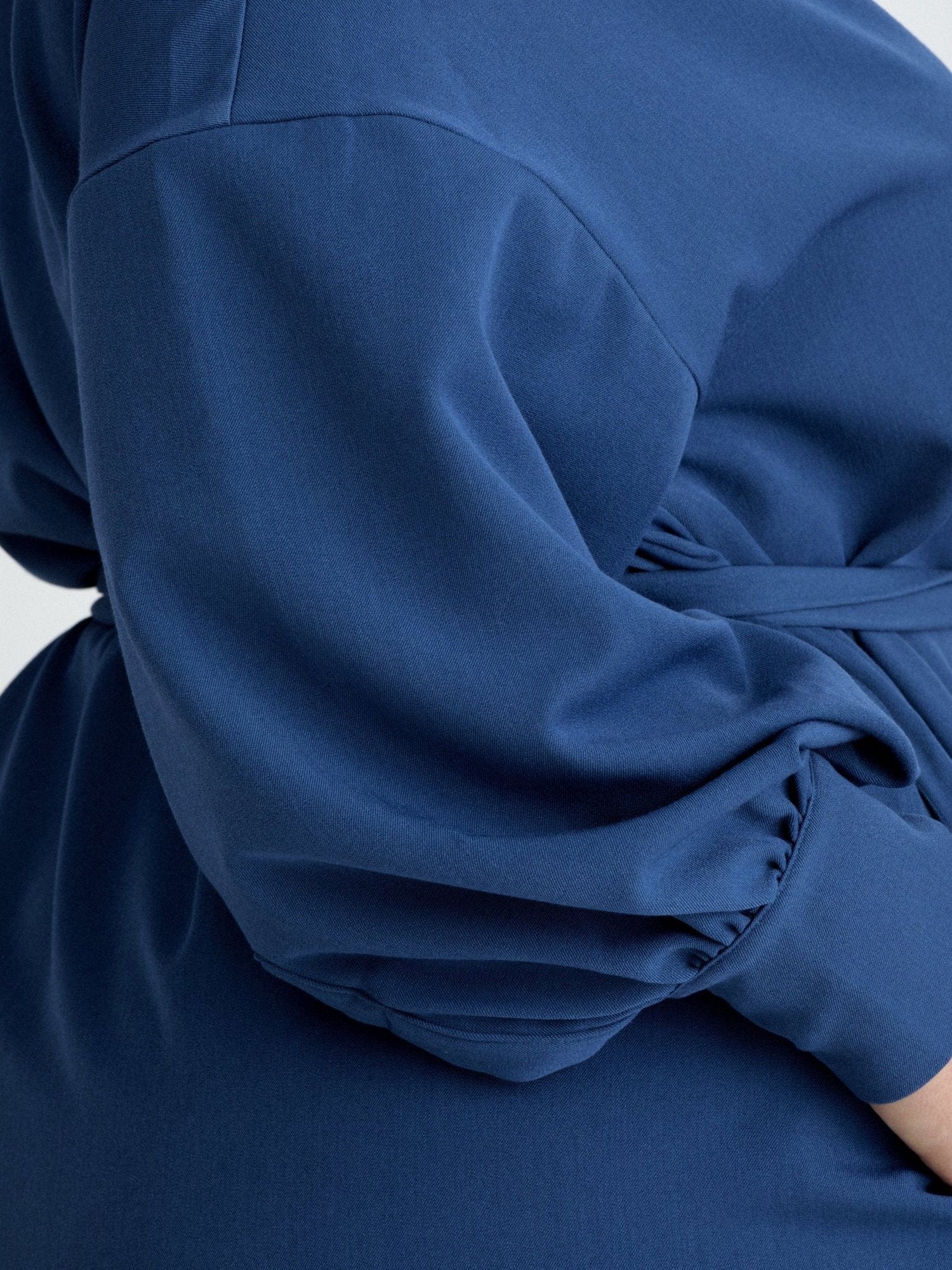 Les Militantes - Méganne robe bleu grande taille chic, tendance et de qualité made in France