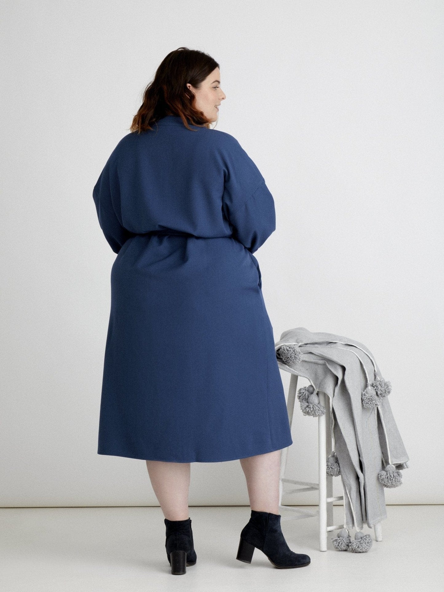 Les Militantes - robe bleu grande taille Méganne chic, tendance et de qualité made in France